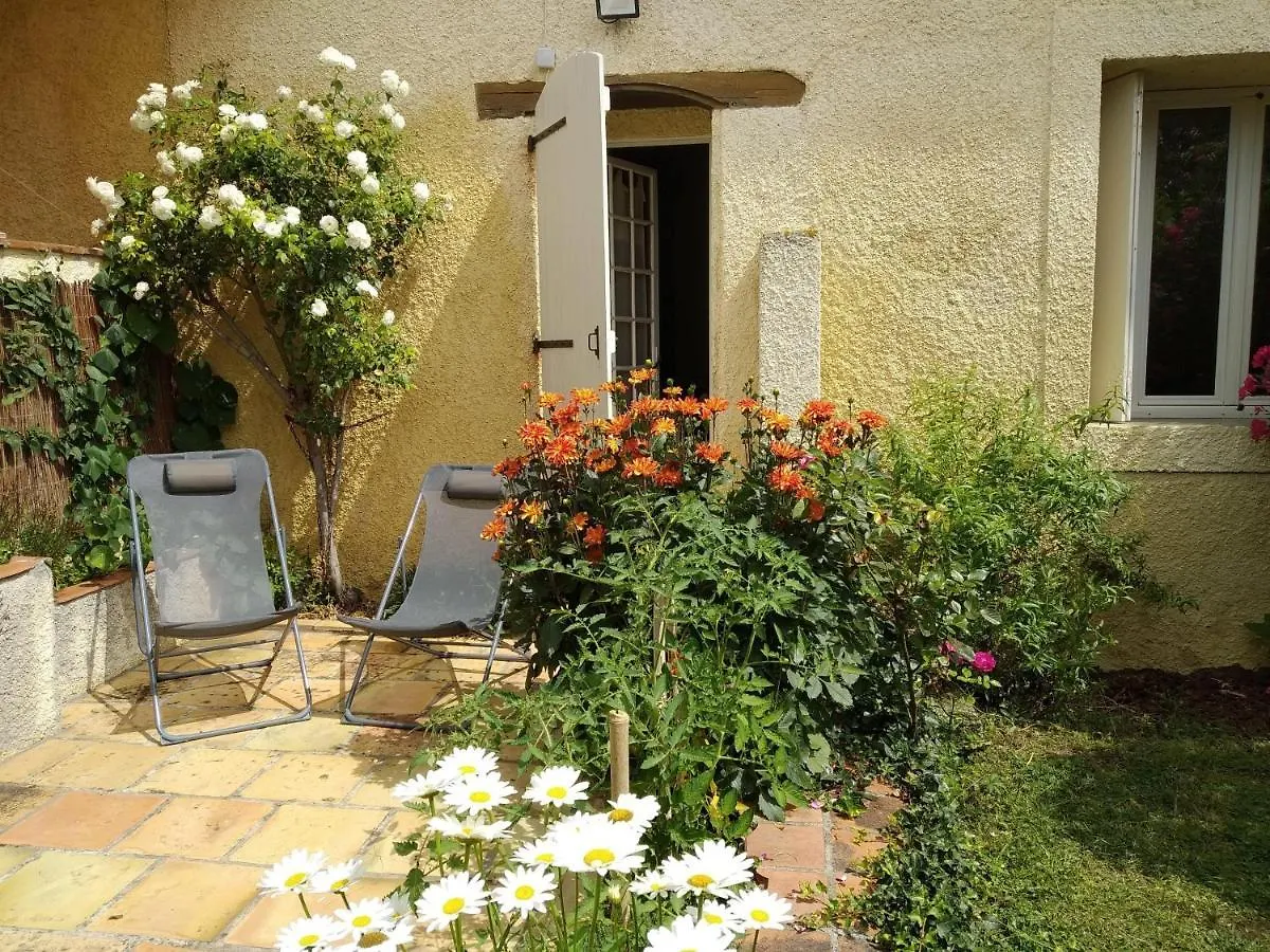 Quartier Du Chateau Saramon Fransa